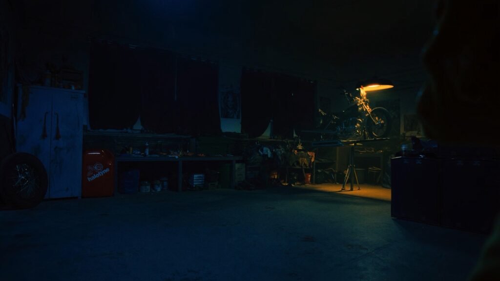 Atelier moto de nuit