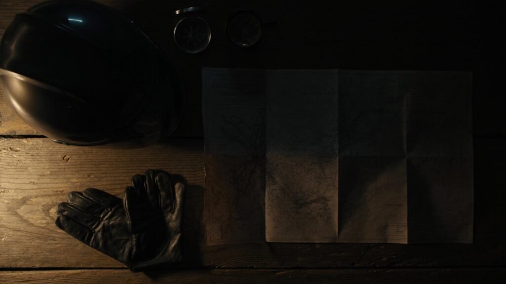 Carte, casque et gants sur une table