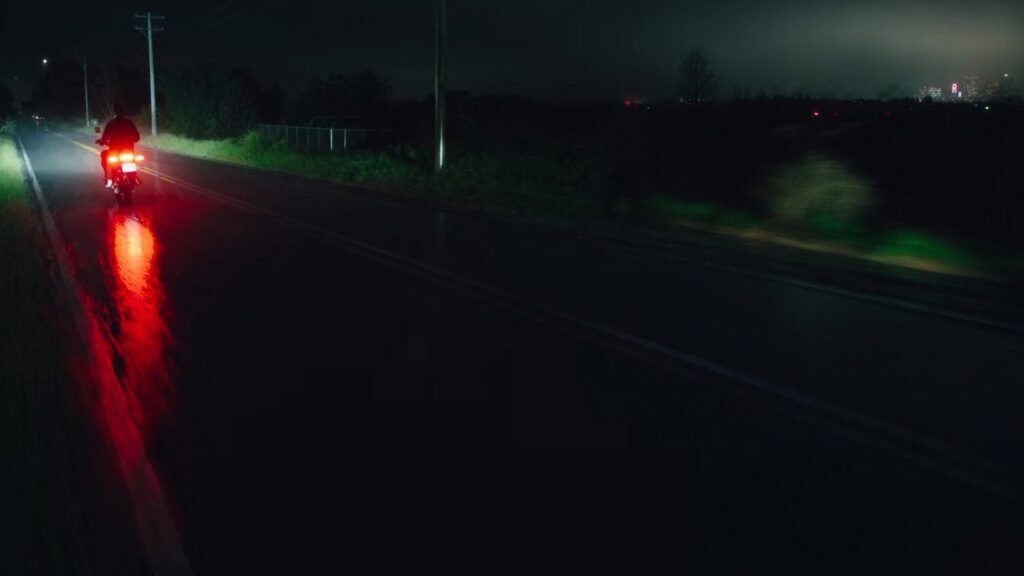 Route de nuit sous la pluie