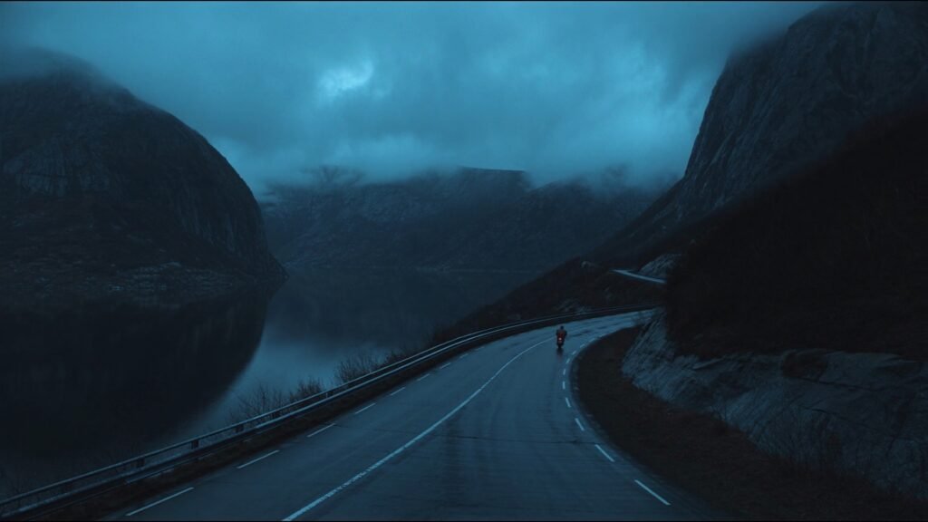 Route de fjord dans le nord